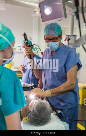 Le patient sous endoscopie du sommeil afin de déterminer les causes du ronflement, hôpital Foch, Suresnes, France. Banque D'Images