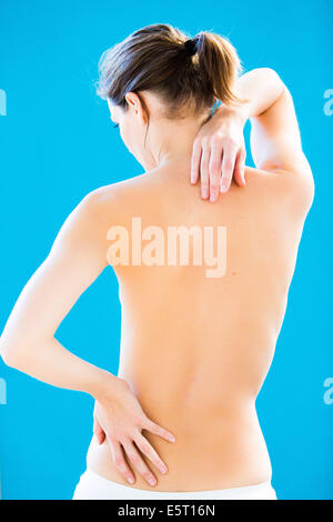 Femme souffrant de douleur lombaire et de la nuque. Banque D'Images