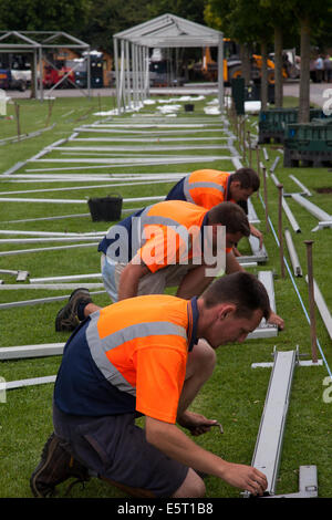 Structures d'équipements industriels à événements temporaires encadrés en aluminium. Les ouvriers érigeant des sections de marqueterie encadrées en aluminium et en acier tandis que les préparatifs du site industriel sont en cours à Victoria Park Southport pour le plus grand spectacle de fleurs indépendant du Royaume-Uni. Banque D'Images