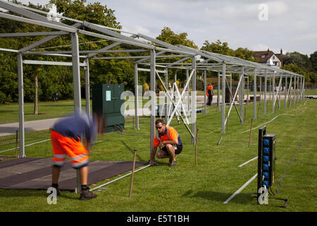 Structures d'équipements industriels à événements temporaires encadrés en aluminium. Les ouvriers érigeant des sections de marqueterie encadrées en aluminium et en acier tandis que les préparatifs du site industriel sont en cours à Victoria Park Southport pour le plus grand spectacle de fleurs indépendant du Royaume-Uni. Banque D'Images