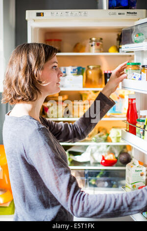 Femme contrôle de la composition et la valeur nutritive. Banque D'Images