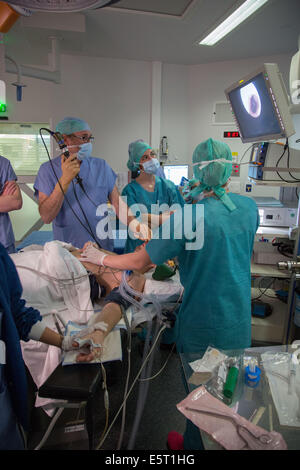 Le patient sous endoscopie du sommeil afin de déterminer les causes du ronflement, hôpital Foch, Suresnes, France. Banque D'Images