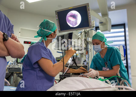 Le patient sous endoscopie du sommeil afin de déterminer les causes du ronflement, hôpital Foch, Suresnes, France. Banque D'Images