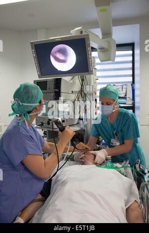 Le patient sous endoscopie du sommeil afin de déterminer les causes du ronflement, hôpital Foch, Suresnes, France. Banque D'Images