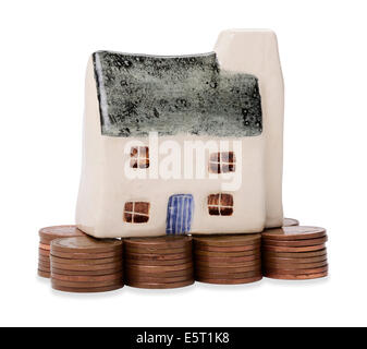 Modèle miniature house sur une pile de pièces de monnaie Banque D'Images