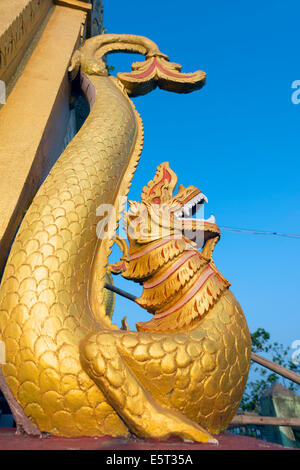 En Asie du sud-est, le Myanmar, Mt Popa, temple bouddhiste sur Popa Taung Kalat Banque D'Images