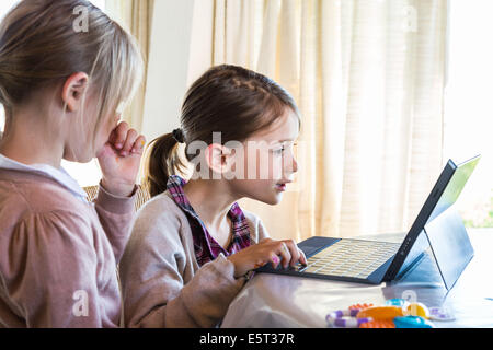 Sœurs à l'aide d'un ordinateur portable. Banque D'Images
