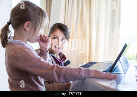 Sœurs à l'aide d'un ordinateur portable. Banque D'Images