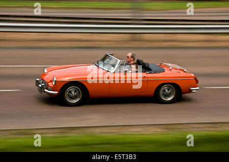 1972 mg d'une voiture sport décapotable voyageant le long de la route à l'ouest de Kingsway à Dundee, Royaume-Uni Banque D'Images