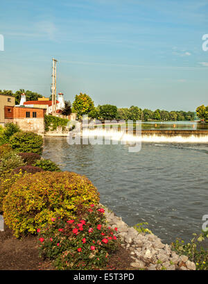 La Senaca River qui traverse la petite ville de Baldwinsville, New York Banque D'Images