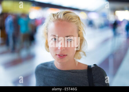 Jeune femme sur la plate-forme de la gare ferroviaire. Banque D'Images