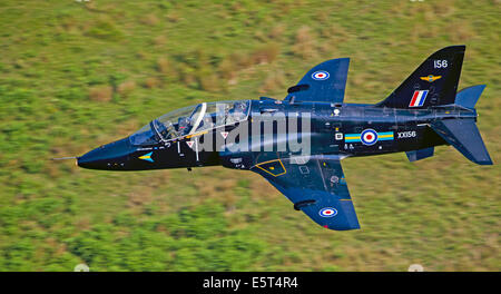 Avion d'entraînement Hawk RAF faible niveau dans la boucle de Mach, Machynlleth domaine de galles Banque D'Images