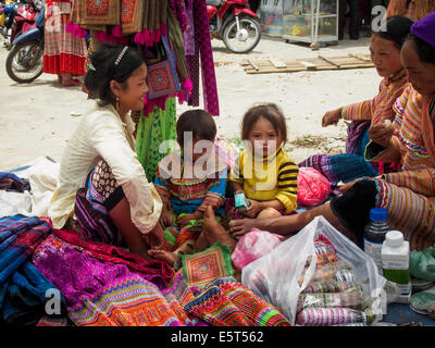 Flower Hmong à Bac Ha market au Vietnam Banque D'Images