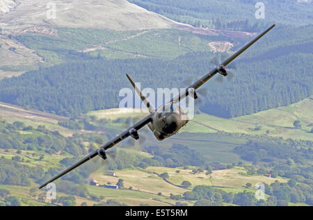 RAF C-130 Hercules volant bas niveau dans la région de Wales Boucle Mach Banque D'Images