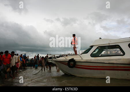 Mawa, Bangladesh, Bangladesh. 4e août, 2014. Les travailleurs de sauvetage après retour à la recherche de ferry. L'Pinak-6, un navire à passagers coule au milieu de la rivière Padma sur sa façon de Mawa de Kawrakandi terminal. Le bateau a chaviré depuis la rivière fut rude en raison de la tempête. Au moins 250 personnes ont été dans le bateau chaviré. La population locale a sauvé près de 45 passagers à partir de la rivière et beaucoup d'autres sont toujours portées disparues. Le temps orageux et fort courant d'entraver l'opération de sauvetage. © Suvra Kanti Das/ZUMA/ZUMAPRESS.com/Alamy fil Live News Banque D'Images