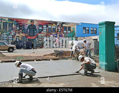 Deux ouvriers ciment niveau à San Francisco Mission District School Banque D'Images
