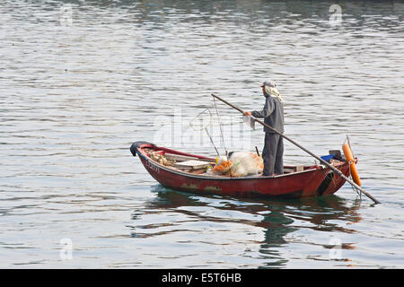 Pêcheur chinois à travers la chaussée d'Aviron Bay Typhoon Shelter, Hong Kong. Banque D'Images