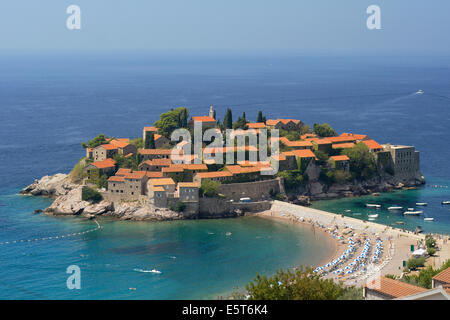 Île de Sveti Stefan, dans la côte du Monténégro. Banque D'Images