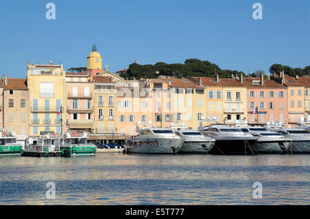 Vieux Port ou le port des yachts et des maisons au bord de l'eau Saint Tropez Var France Banque D'Images