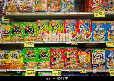 Boîtes de céréales Kellogg's céréales de petit déjeuner avec des marques génériques mélangés sur les tablettes des magasins à New York Banque D'Images