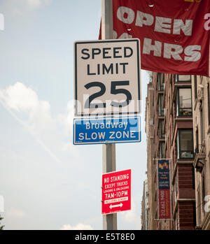 Un signe sur Broadway à New York proclame le nouveau 'Broadway' Zone lente Banque D'Images