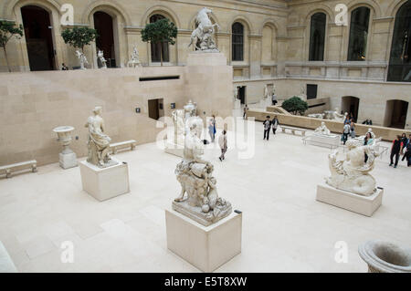 Sculpture située sur le musée du Louvre, Paris, France Banque D'Images
