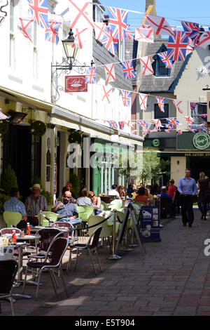 Brasserie chic et repas en plein air dans Halkett Street, Jersey, Channel Islands, GB Banque D'Images