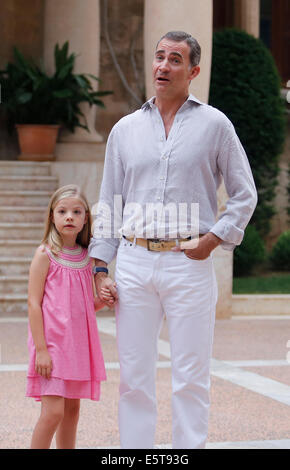 Palma de Mallorca, Espagne. 5e août, 2014. L'Espagne, le roi Felipe royals, et la Princesse Sofia de poser pour les photographes au palais de Marivent pendant le début de leurs vacances à Palma de Majorque, le 5 août 2014 en Espagne Credit : zixia/Alamy Live News Banque D'Images