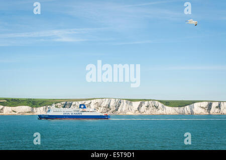 DFDS Seaways ferry allant au port de Douvres après avoir traversé la Manche, les falaises blanches de Douvres à l'arrière-plan Banque D'Images