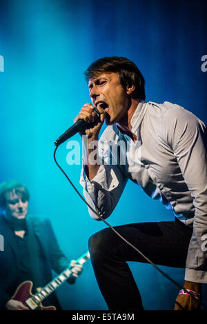 Brett Anderson de Suede joue live à Kendal appelant 2014 sur la scène principale Banque D'Images