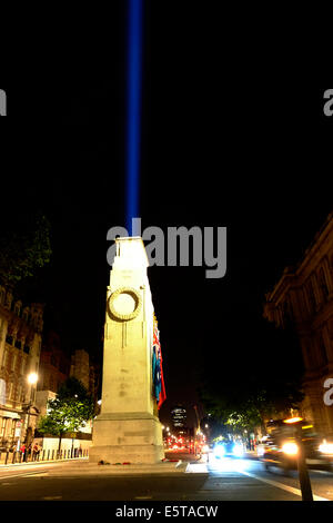 Londres, Royaume-Uni. 5e août, 2014. Ryoji Ikeda Spectra la sculpture est l'éclairage jusqu'à Londres du crépuscule à l'aube dans le cadre de la ww1 de monuments commémoratifs en Megawhat Crédit : Rachel/Alamy Live News Banque D'Images