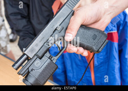 Un pistolet Glock 17 avec une lumière tactique, d'être montré à un groupe d'enfants par la police britannique, Banque D'Images