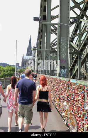 Mur de l'amour dans le pont Hohenzollern à Cologne, Allemagne Banque D'Images
