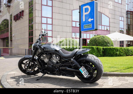 Harley-Davidson V-Rod noire stationnée sur les rues de Cologne, Allemagne Banque D'Images