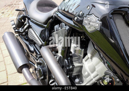 Détail de Harley-Davidson V-Rod noire stationnée sur les rues de Cologne, Allemagne Banque D'Images