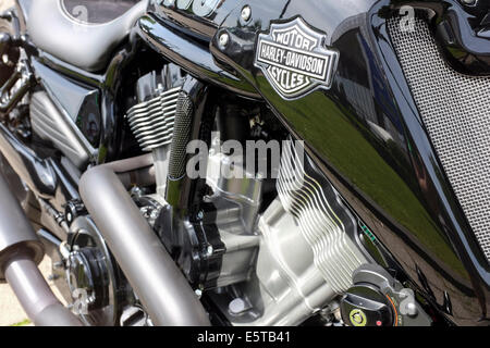 Détail de Harley-Davidson V-Rod noire stationnée sur les rues de Cologne, Allemagne Banque D'Images