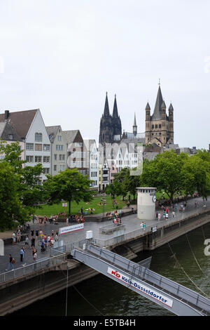 Bord du Rhin à Cologne, Allemagne. La cathédrale en arrière-plan. Banque D'Images