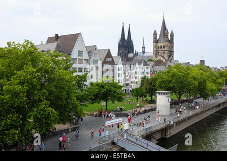 Bord du Rhin à Cologne, Allemagne. La cathédrale en arrière-plan. Banque D'Images