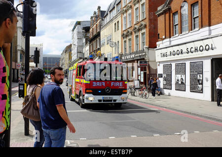 Fire Brigade se précipiter d'une urgence, à Londres Banque D'Images