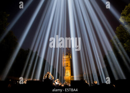 Londres, Royaume-Uni. 5e août, 2014. 'Lights Out' des spectres par installation dans la région de Westminster Ryoji Ikeda Crédit : Guy Josse/Alamy Live News Banque D'Images