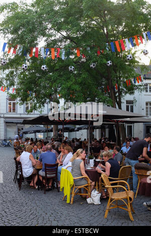 Les gens manger dehors ou une boisson sur un café dans les rues de la vieille ville de Maastricht, Province de Limbourg, Pays-Bas Banque D'Images
