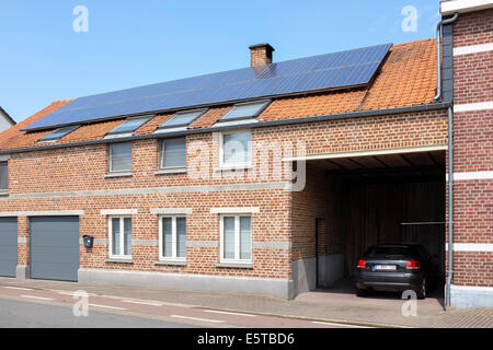 Panneau solaire sur le toit d'une maison, Zepperen, Province de Limbourg, Belgique Banque D'Images