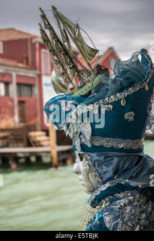 Femme en costume à thème par navire sur une Murano vaporetto pendant le Carnaval de Venise. Banque D'Images