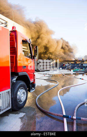 Fire Engine avec l'incendie de l'usine historique Banque D'Images
