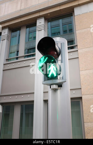 Feu de circulation piétons en vert à Bruxelles, Belgique Banque D'Images