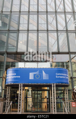 Commission européenne, à l'entrée du bâtiment Charlemagne, Rue de la Loi, Bruxelles, Belgique Banque D'Images