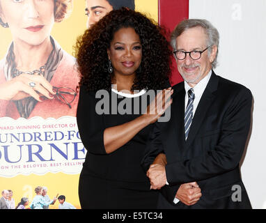 New York, États-Unis. 4e août, 2014. Les producteurs d'Oprah Winfrey (L) et Steven Spielberg Le Hundred-Foot assister à 'parcours' première au Ziegfeld Theatre Le 4 août 2014 dans la ville de New York. Credit : Debby Wong/Alamy Live News Banque D'Images