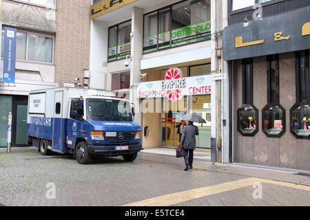Des véhicules blindés de transport de sécurité au quartier juif à Anvers, Belgique Banque D'Images