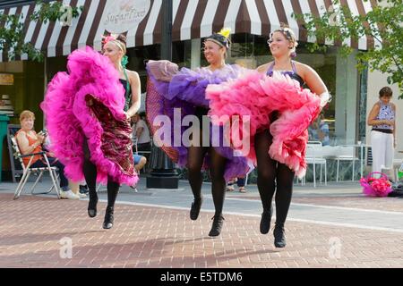 Oak Park, Illinois, USA. 5e août 2014. Pouvez pouvez danseurs apporte un goût de France à Marion Street pendant l'Art dans la rue festival dans cette banlieue de Chicago. Credit : Todd Bannor/Alamy Live News Banque D'Images