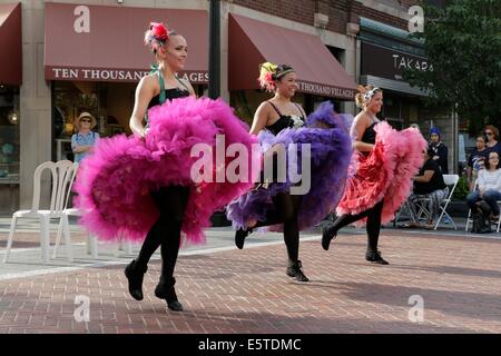 Oak Park, Illinois, USA. 5e août 2014. Pouvez pouvez danseurs apporte un goût de France à Marion Street pendant l'Art dans la rue festival dans cette banlieue de Chicago. Credit : Todd Bannor/Alamy Live News Banque D'Images